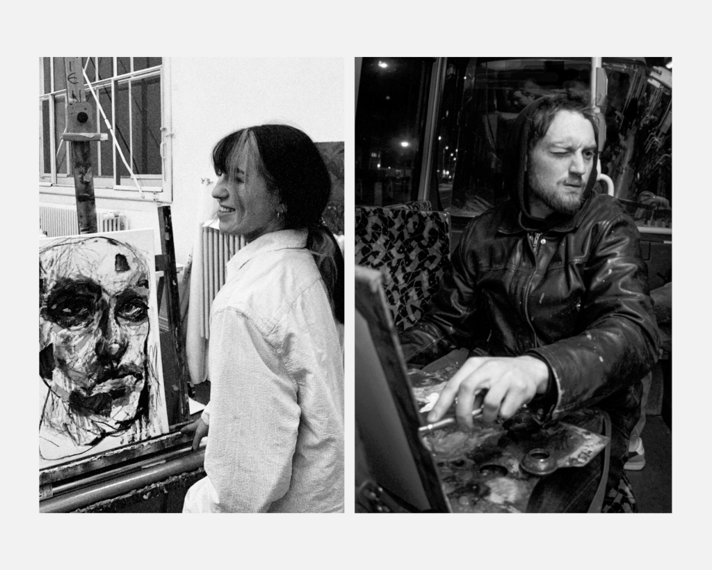 Zwei schwarz-weiß Fotos von den Künstler*innen beim Malen.